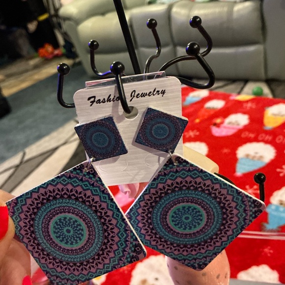 Earrings - Picture 2 of 5